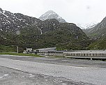 Tunneleinfahrt und Pass-Straße Tunneleinfahrt und Straße zum Pass