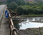 Brücke vor Villafranca in L. Toskana Beschädigte Brücke über den Fiume di Magra vor Villafranca in Lunigiana in der Toskana