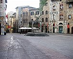 Morgens Piazza Cisterna San-Gimignano Morgens Piazza della Cisterna in San-Gimignano