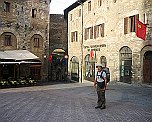 Hermann auf Piazza Cisterna San-Gimignano Hermann auf der Piazza della Cisterna in San-Gimignano
