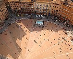 Blick vom Torre Mangia auf Pza Campo Blick vom Torre Mangia auf den Piazza del Campo in Siena