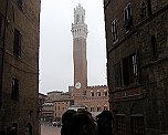 Pilger vor Torre Mangia Siena