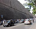 25 Rom Vatikan Außenmauer Menschschlange zum Museum Alle wollen zum Vatikanischen Museum