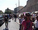 26 Rom Vatikan Außenmauer Menschschlange zum Museum Jean-Paul Francois Jean-Paul läuft in der "falschen" Richtung