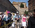 27 Rom Vatikan Außenmauer Menschschlange zum Museum Hermann Hermann steht etwas irritiert in den Menschenmassen
