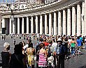 34 Rom Vatikan Petersplatz Hermann Menschenschlange vor Sicherheitskontrolle Hermann auf dem Petersplatz
